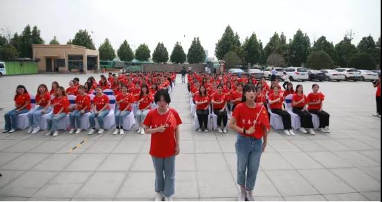 做白色的牛奶，創(chuàng)紅色的企業(yè)，花花牛乳業(yè)集團(tuán)青春歌會慶祝建黨100周年