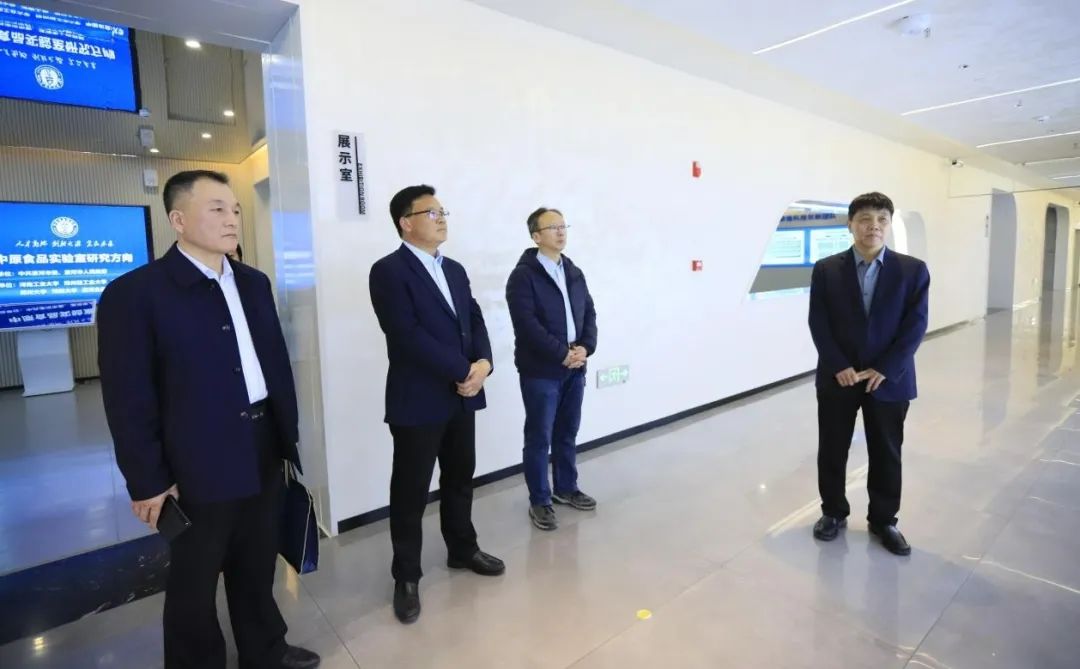 花花牛乳業(yè)集團(tuán)黨委書記、董事長唐洪峰一行赴中原食品實(shí)驗(yàn)室同中國工程院院士、中原食品實(shí)驗(yàn)室主任任發(fā)政座談交流