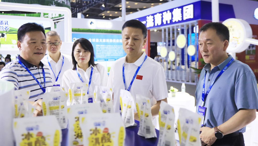 啟航新征程 點亮新賽道丨花花牛乳業(yè)集團參加第十四屆中國奶業(yè)大會暨D20峰會，榮獲“中國乳制品生產企業(yè)現代化等級5A級”評定殊榮