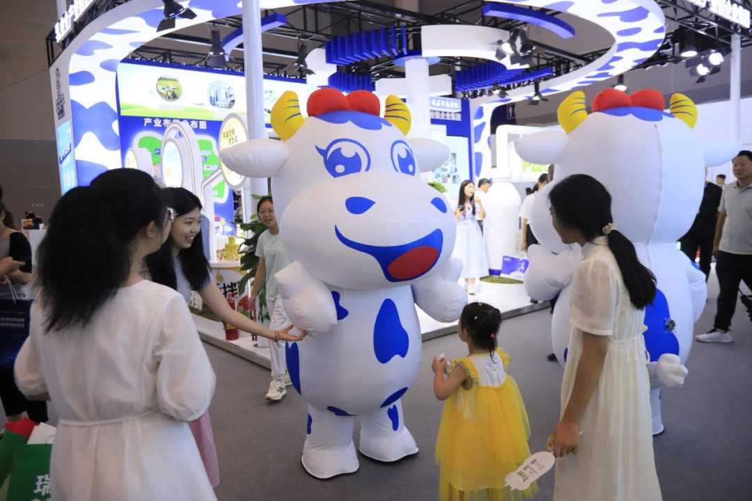 啟航新征程 點亮新賽道丨花花牛乳業(yè)集團參加第十四屆中國奶業(yè)大會暨D20峰會，榮獲“中國乳制品生產企業(yè)現代化等級5A級”評定殊榮