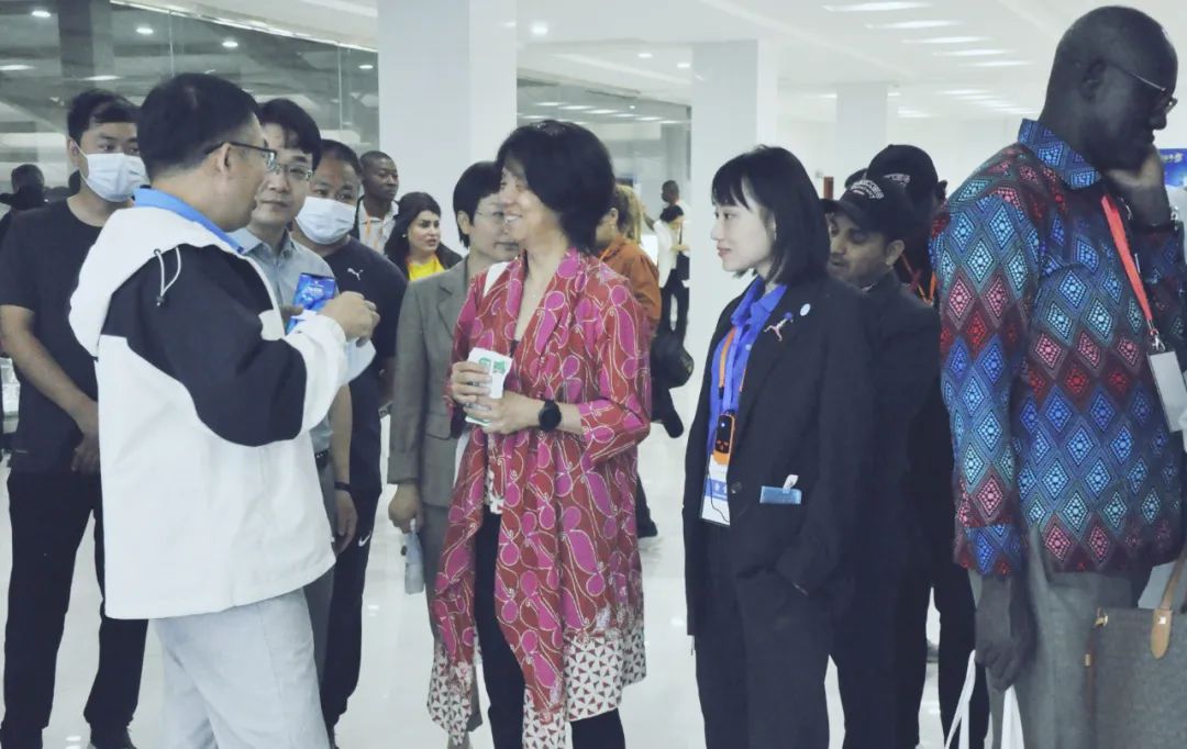 北京大學南南合作與發(fā)展學院教授、全球伙伴關系主任周詠梅一行蒞臨花花牛平輿瑞亞牧業(yè)參觀調研