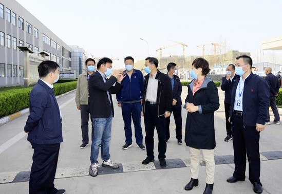 鄭州市人大副主任孫黎、市政府副市長李喜安一行 蒞臨花花牛開展“三送一強(qiáng)”活動(dòng)