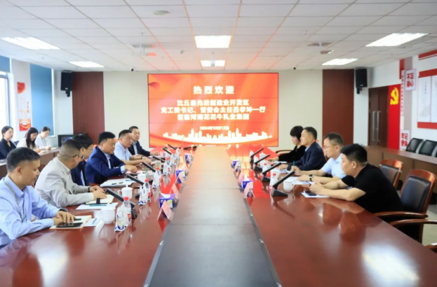 沈丘縣先進(jìn)制造業(yè)開發(fā)區(qū)黨工委書記呂孝坤、金絲猴食品有限公司董事長李旸等一行到訪河南花花牛乳業(yè)集團(tuán)